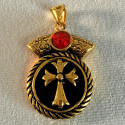Pendentif médaille croix avec strass rouge acier doré HPD235D
