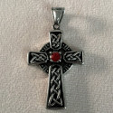 Pendentif croix celtique strass rouge serti acier HPD93