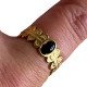 Bague ethnique avec pierre onyx synthétique réglable acier doré FBK43-ON sur doigt